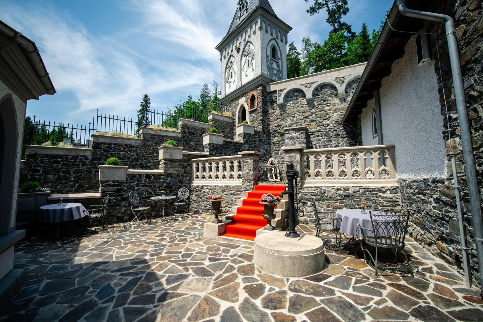 Hrad Kunzov Glamping & Spa & Restaurant เจรรอฟ ภายนอก รูปภาพ